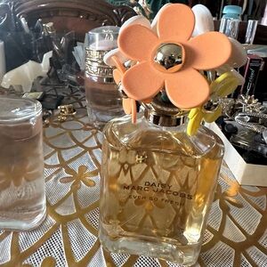 Marc Jacobs Daisy Ever So Fresh - Orange and Yellow Floral Decor